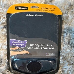 Fellowes PlushTouch Black Mouse Pad with Wrist Rest